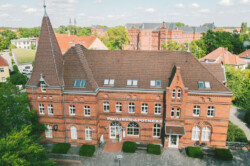 Luftaufnahme der Paulinen-Apotheke Neuruppin aus dem Jahr 2023 – moderne Apotheke am historischen Standort des ehemaligen Pauline-Bahnhofs