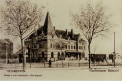 Historische Aufnahme des Paulinenauer Bahnhofs in Neuruppin aus dem frühen 20. Jahrhundert, Verlag von Carl Schmutzler